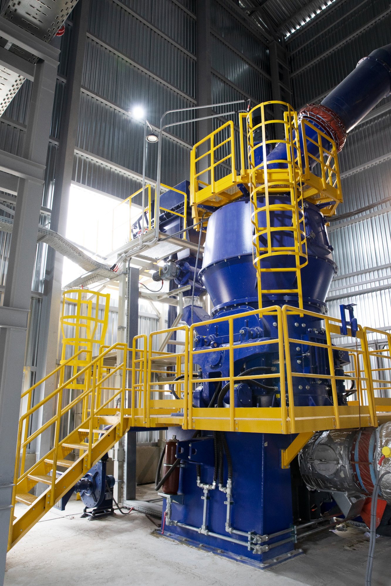 Tanques e equipamentos de processo em instalação industrial